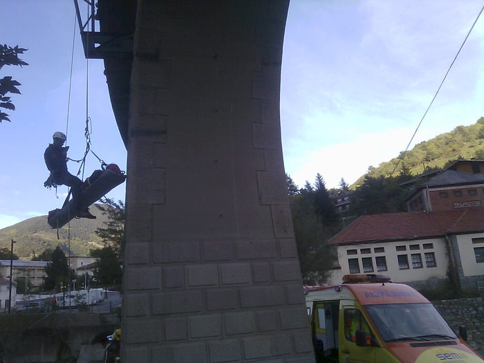 Rescate en la camilla desde un viaducto