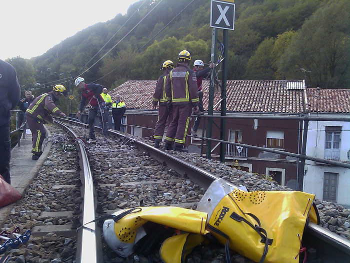  Efectivos trabajando en el simulacro en la vía del cremallera de Núria