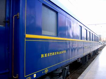 Un coche restaurante hist�rico convertido en la Sala Club de Alicante T�rmino