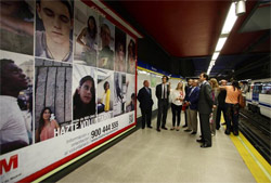Campaa Valores Solidarios para promover el voluntariado entre los jvenes, en el metro de Madrid 