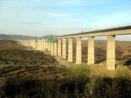 Obras de plataforma en tres nuevos tramos de la l�nea de alta velocidad Madrid-Extremadura 