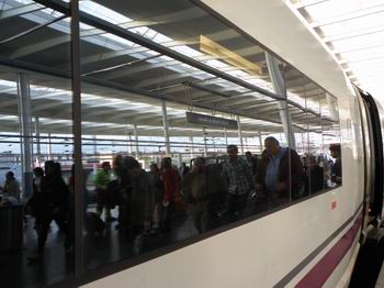 Renfe cierra 2013 con record: Veinticinco millones de viajeros AVE y Larga Distancia. 