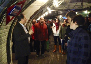 Voluntarios de Metro de Madrid enseñan a personas con autismo a desplazarse por la red