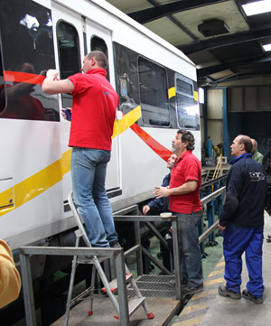 Serveis Ferroviaris de Mallorca coloca vinilos en los trenes para protegerlos de las pintadas