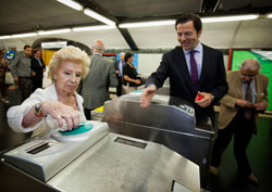 El Consorcio Regional de Transportes de Madrid extiende la tarjeta sin contacto a los mayores de 65 años 