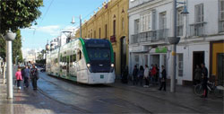 El tren tranvía de la Bahía de Cádiz realiza su primer recorrido en pruebas