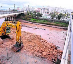 Comienza en Chiclana la cimentación de las pilas del puente para el tranvía de Cádiz sobre el río Iro