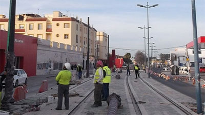 Comienza la instalación de los postes de catenaria del tren tranvía de Cádiz en el tramo urbano de Chiclana 