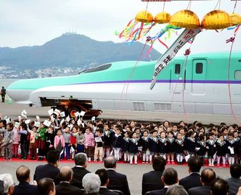 El primer tren Shinkansen cruza el tunel de Seikán, en Japón
