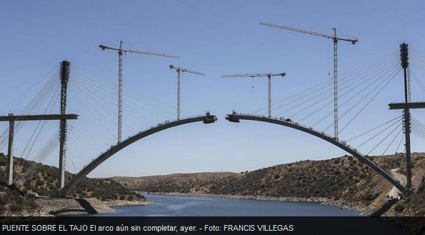 El ensamblaje del arco del viaducto sobre el río Almonte, en Cáceres, toca a su fin