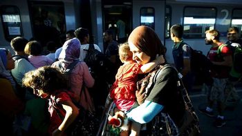 Los Ferrocarriles Alemanes utilizan cien trenes para transportar a 22.000 refugiados