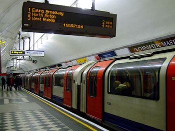 El Metro de Londres usa energía de frenado para el suministro eléctrico de las estaciones