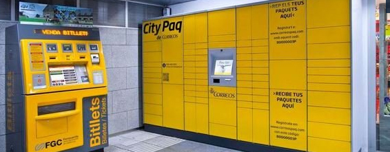 Terminales de recogida de paquetes de Correos en el Metro de Barcelona