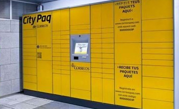 Terminales de recogida de paquetes de Correos en el Metro de Barcelona