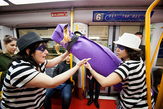 Pequeñas piezas de teatro en los trenes y andenes de Metro de Madrid en homenaje a Cervantes