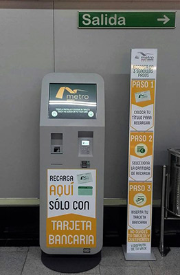 Metro de Sevilla incorpora máquinas de pago bancario para agilizar la recarga de los títulos de viaje