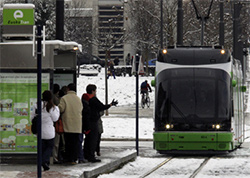 Continúan los trabajos para la mejora de la accesibilidad de las paradas del tranvía de Vitoria