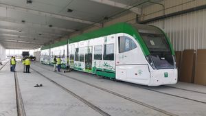 Llega a Cádiz el primer coche del tren tranvía de la Bahía de Cádiz