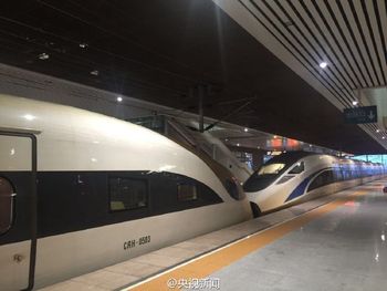 Dos trenes chinos baten el record de velocidad en cruce