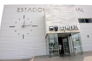 Las actuaciones en infraestructura, material y servicios mejoran las conexiones ferroviarias de Almería