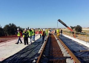 Comienza la instalación de traviesas y carril en el último tramo del tranvía de Alcalá de Guadaíra