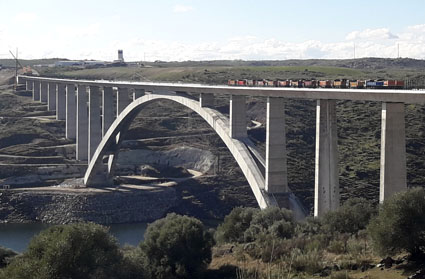 Concluye con �xito la prueba de carga del viaducto de Almonte, en la l�nea de alta velocidad Madrid-Extremadura