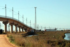 El tren tranva de la Baha de Cdiz dispone ya de los desvos para la conexin con la lnea ferroviaria