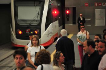Más del sesenta por ciento de los usuarios del Tram de Alicante viaja por motivos de trabajo o estudios
