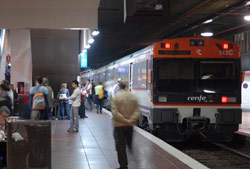 Informe en el Senado sobre la reordenaci�n de los servicios p�blicos de media distancia en Renfe