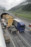 Automviles y ferrocarril comparten un tnel de carretera en Suiza
