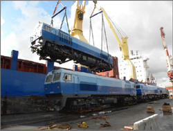Dos composiciones Talgo IV rehabilitadas y nueve locomotoras de la serie 319, embarcadas a Argentina