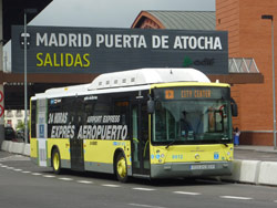 El autobs exprs desde Atocha al aeropuerto de Barajas transporta 2.700 viajeros diarios 