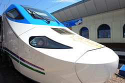 Un tren Talgo 250 inaugura la alta velocidad en Asia Central 