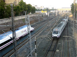 Dos trenes, Alaris y AVE, salen diariamente a la misma hora desde Sevilla hacia Barcelona 