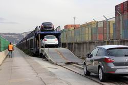 El puerto de Barcelona expide el primer directo de autom�viles fuera de Espa�a