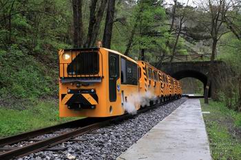 Llegan los trenes para el ferrocarril tur�stico del Valle de Samu�o