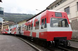 Los primeros trenes de Feve trepan a la Nariz del Diablo en Ecuador