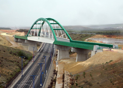 Concluido el viaducto sobre la lnea de alta velocidad Crdoba-Mlaga, en Antequera 