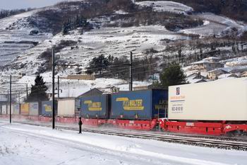 Semirremolques de cuatro metros de altura circulan en pruebas por la l�nea del San Gotardo, en Suiza