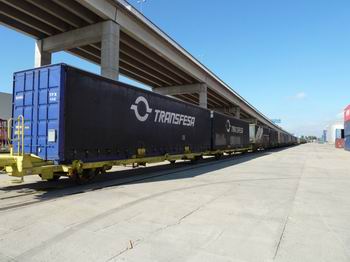 El puerto de Sevilla recibe su primer tren con cajas mviles