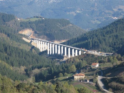 Finalizado el viaducto sobre la A-2620, en el municipio alavs de Aramaio, perteneciente a la Y vasca 