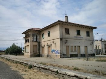 Adif vende viviendas, edificios y terrenos