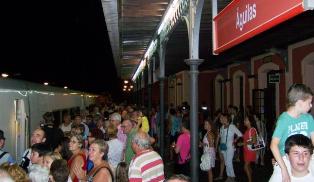En medio de la expectaci�n local, el Talgo llega por vez primera a �guilas