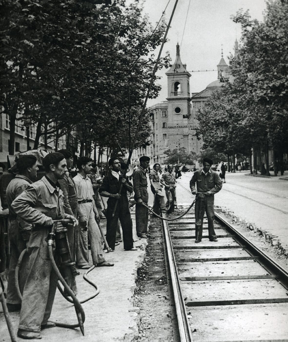 1950. Imagen de un grupo de obreros de v�as y obras reparando un tramo de v�a.