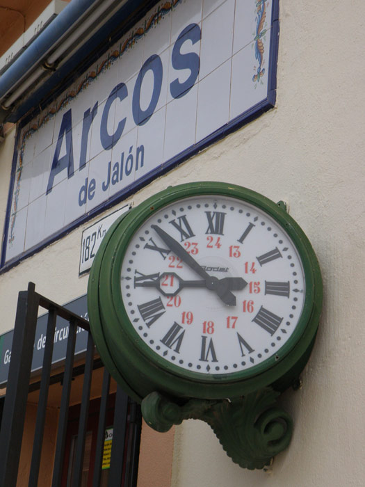 El reloj de la estacin de Arcos sigue marcando el paso del tiempo en una estacin en el que ste parece haberse detenido.