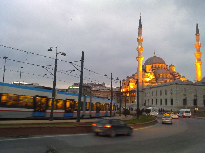 Un tranva procedente del puente de Galata circula frente a la Mezquita Nueva