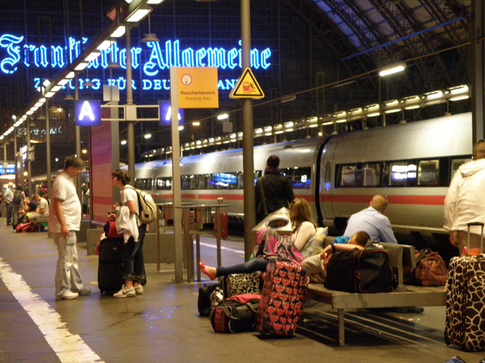 Viajeros dormitando en los andenes esperando su tren