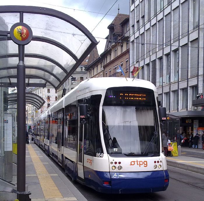 Una unidad estacionada en una parada de la red TPG o Transportes P�blicos de Ginebra