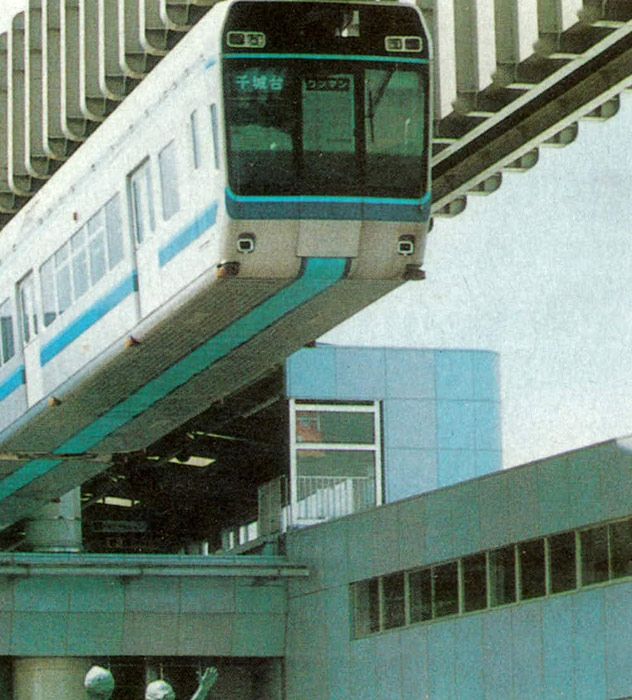 Imagen tomada en 1989 de un ferrocarril elevado que Jap�n utilizaba para servicios de cercan�as.