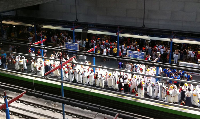 Decenas de monjas de la orden de Teresa de Calcuta en los andenes de Metro de Prncipe Po